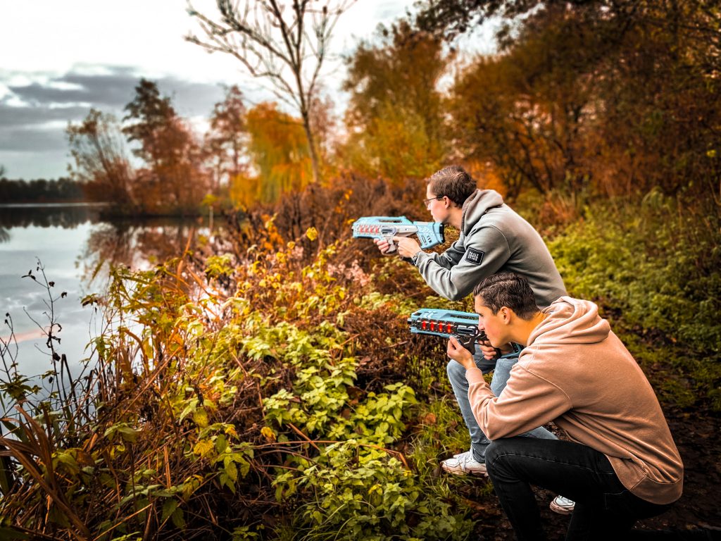 Lasergame-outdoor-buiten-lasergamen-set-huur-huren-outside-laserguns-met-vest-teamtag-nederland